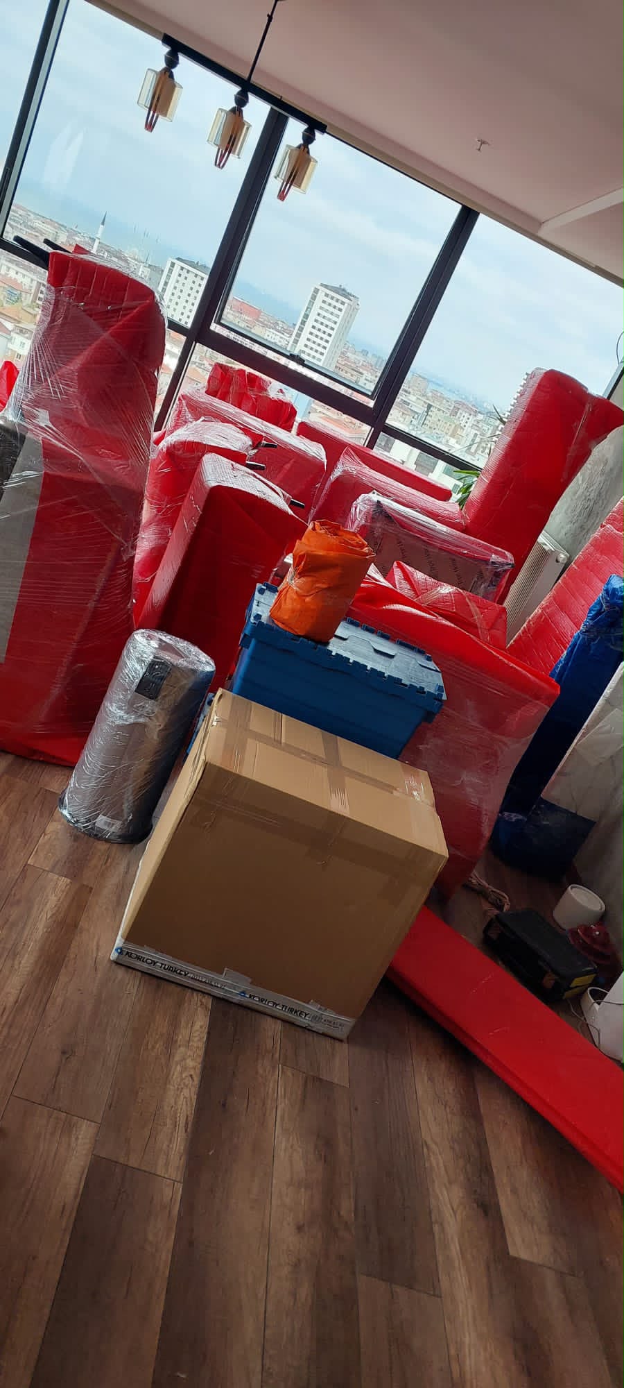 Paketlenmiş eşyalar ve kutular