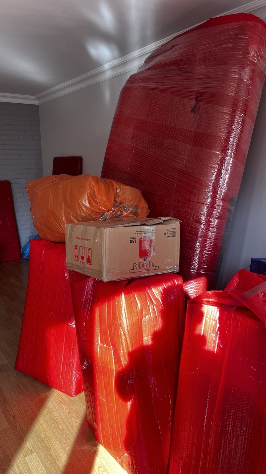 Düzenli paketlenmiş kutular ve eşyalar